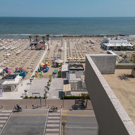 Hotel Augustus- Davanti A Noi C'E Solo Il Mare Misano Adriatico Zewnętrze zdjęcie