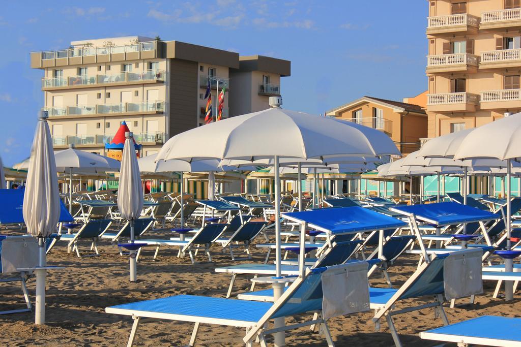 Hotel Augustus- Davanti A Noi C'E Solo Il Mare Misano Adriatico Zewnętrze zdjęcie