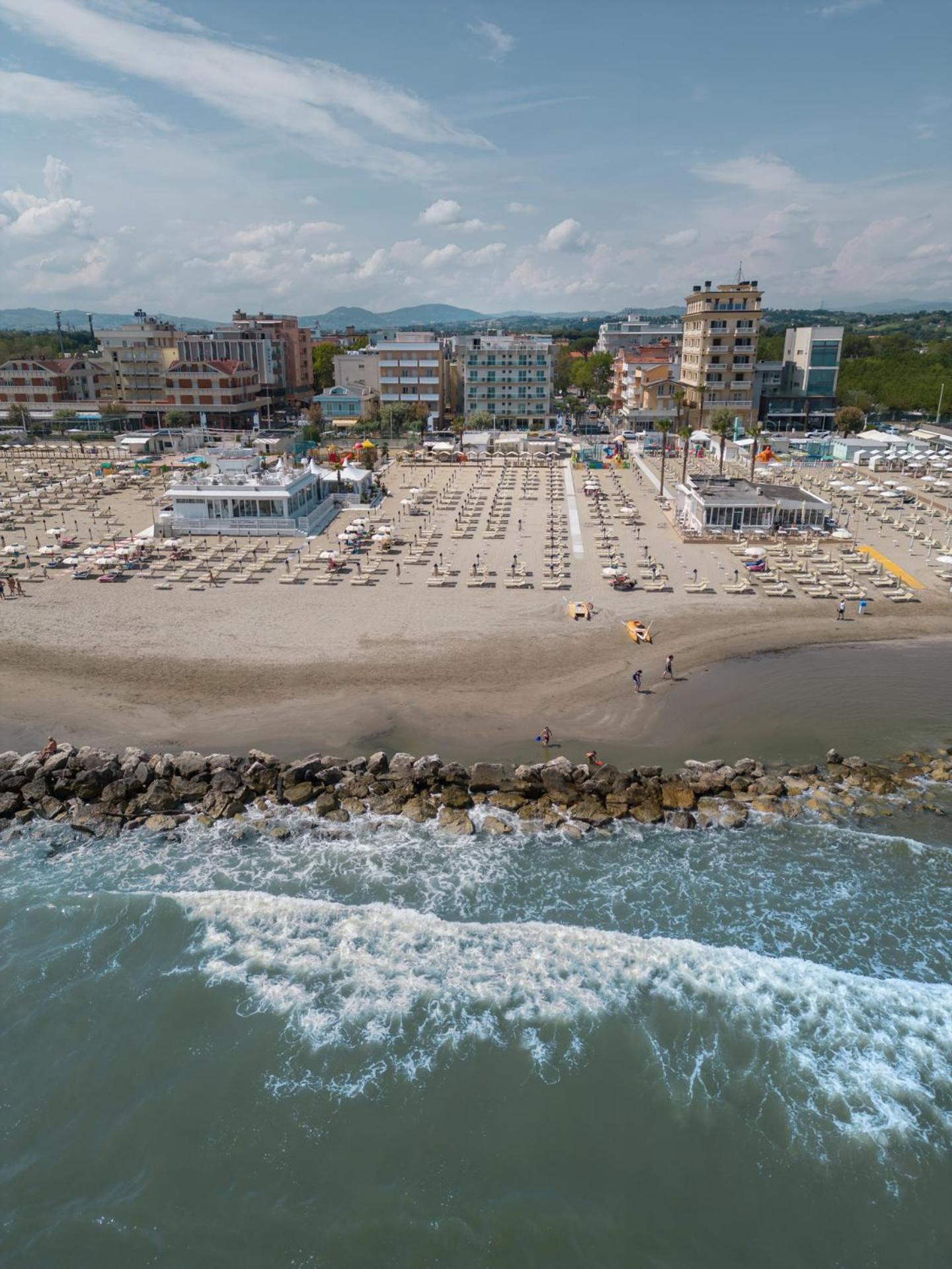 Hotel Augustus- Davanti A Noi C'E Solo Il Mare Misano Adriatico Zewnętrze zdjęcie